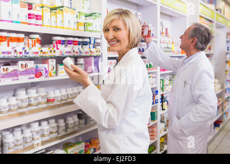 Farmacisti in camice alla ricerca in medicina Foto Stock