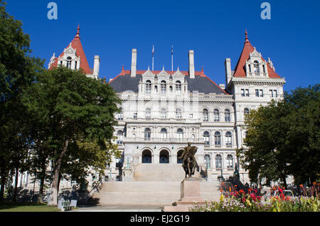 New York State Capitol Building, situato in Albany, NY è parte dell'Empire State Plaza ed è una Pietra Miliare Storica Nazionale. Foto Stock