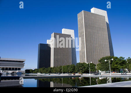 Lo stato di New York agency office costruire torri e l'Ufficio Legislativo edificio sulla sinistra in Albany, New York. Foto Stock