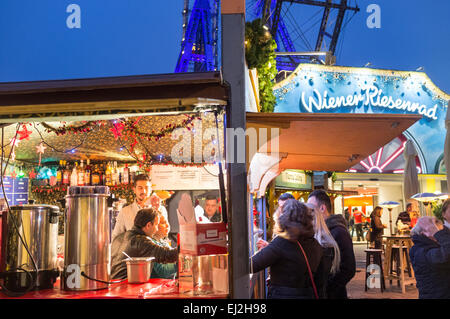 Stand alimentari presso la piazza del Prater di Vienna in Austria Foto Stock