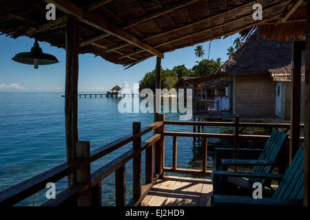 Case di legno sopra l'acqua di mare a ora Eco-Resort nel villaggio di Saleman, Seram del Nord, Maluku centrale, Maluku, Indonesia. Foto Stock