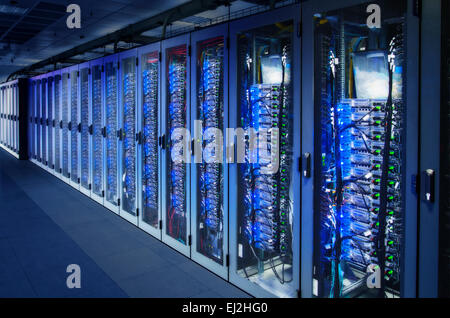 Gli armadi di rete con server rack in un centro dati. Composito Digitale (CC) Foto Stock
