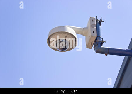 Hi-tech tipo dome della telecamera di sorveglianza oltre il cielo blu Foto Stock