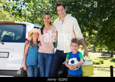 La famiglia felice tenetevi pronti per il viaggio su strada Foto Stock