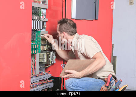 Macchinista lavoratore tecnici al lavoro di sollevamento di regolazione con la chiave Foto Stock