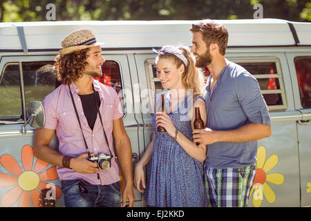 Hipster amici in chat e bere Foto Stock