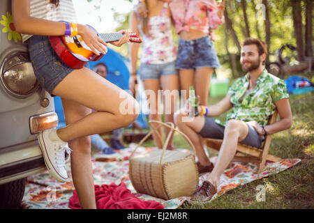 Hipsters divertendosi nel loro campeggio Foto Stock