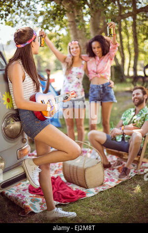 Hipsters divertendosi nel loro campeggio Foto Stock