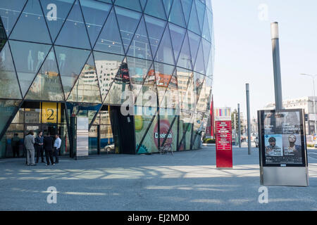 Pribinova ulica, Bratislava. Refelction in una facciata di vetro Foto Stock