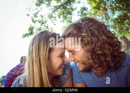 Hipster Coppia sorridente ad ogni altro Foto Stock