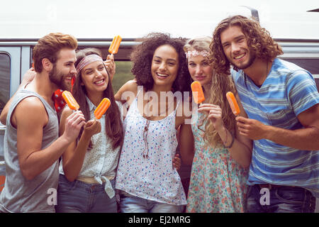 Hipster amici godendo di ghiaccioli Foto Stock