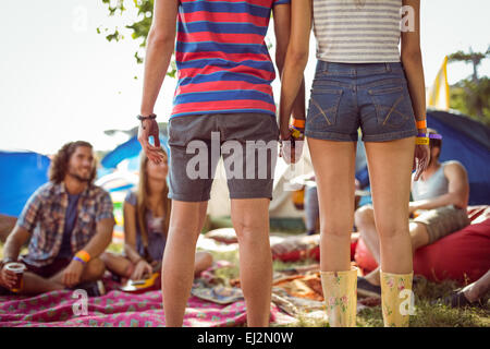 Hipster giovane tenendo le mani sul campeggio Foto Stock