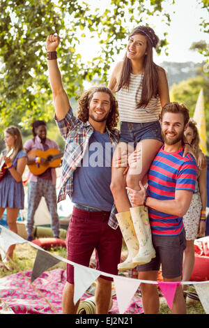 Pretty hipster sulle spalle degli amici Foto Stock