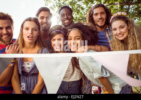 Felice hipsters sorridente in telecamera Foto Stock