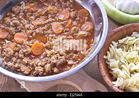 Sugo di carne con verdure cotte in padella con la pasta Foto Stock