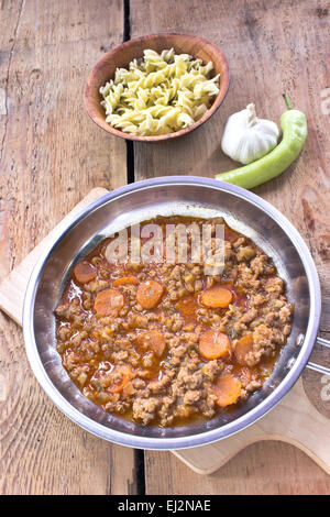 Carni macinate con salsa di verdure cotte in padella con la pasta Foto Stock