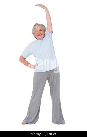 Senior donna stretching le braccia Foto Stock