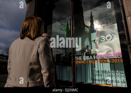 Edimburgo, Scozia, Regno Unito. Xx marzo, 2015. I membri del pubblico impiego la finestra di Jenners per visualizzare l'Eclispe dietro il Monumento di Scott. Credito: Richard Dyson/Alamy Live News Foto Stock