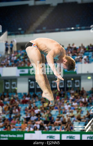 DUBAI, UAE, 20 marzo 2015. Il britannico Jack Laugher sul suo modo di vincere la 3m Springboard World Series medaglia d'oro a Dubai. Laugher è la Gran Bretagna il primo singolo 3m Springboard champion e solo la seconda Gran Bretagna a vincere una serie di mondo medaglia d oro Credito: Feroz Khan/Alamy Live News Foto Stock