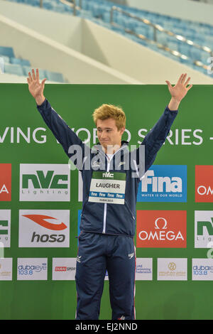 DUBAI, UAE, 20 marzo 2015. Il britannico Jack Laugher riconosce la folla prima di ricevere il suo 3m Springboard World Series medaglia d'oro a Dubai. Laugher è la Gran Bretagna il primo singolo 3m Springboard champion e solo la seconda Gran Bretagna a vincere una serie di mondo medaglia d oro Credito: Feroz Khan/Alamy Live News Foto Stock