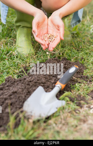 Donna di piantare in un campo Foto Stock