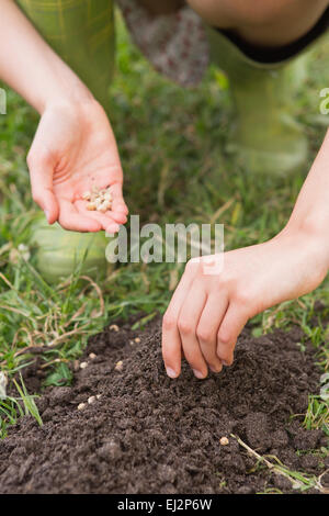 Donna di piantare in un campo Foto Stock