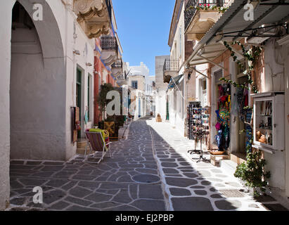 Tipica strada shop in Parikia, Paros, Grecia. Foto Stock