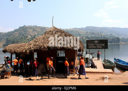 Trasporto di acqua è vitale per le comunità nel lago Bunyonyi e isole Foto Stock