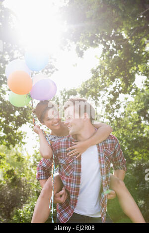 Carino coppia avendo divertimento con palloncini Foto Stock