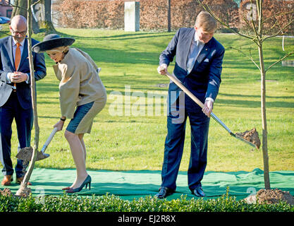 Willem-Alexander re e regina Maxima dei Paesi Bassi con il ministro di Stato Torsten Albig (L) visita Thuenen istituto per l'agricoltura biologica in Trenthorst dove si pianta un albero, Germania, 19 marzo 2015. Il re e la regina visita Schleswig-Holstein in Germania il 19 e 20 marzo. Foto: Robin Utrecht/POOL/ - nessun filo SERVICE - Foto Stock