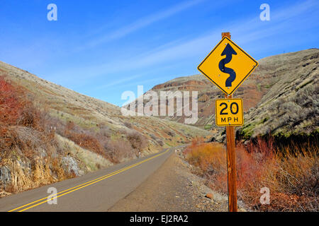 Un segnale di avvertimento sulla curva di una strada di montagna in North Central Oregon. Foto Stock