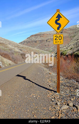 Un segnale di avvertimento sulla curva di una strada di montagna in North Central Oregon. Foto Stock