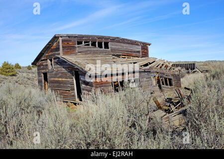 Gli edifici in una vecchia città sul open sagebrush appartamenti di North Central Oregon vicino al fiume Deschutes. Foto Stock