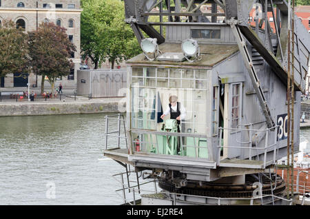 Heritage Weekend a Bristol Docks, cassette di scarico utilizzando la gru elettriche. Foto Stock