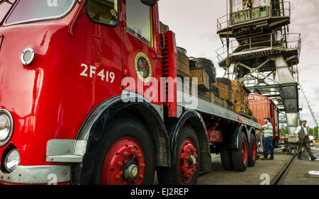 Heritage Weekend a Bristol Docks, cassette di scarico su un bus rosso utilizzando la gru elettriche. Foto Stock