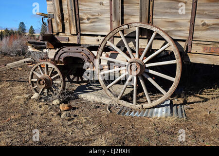 Gli escursionisti e i passeggini a piedi lungo il fiume Deschutes nel vecchio mulino quartiere dello shopping in curva, Oregon. Foto Stock