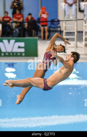 DUBAI, UAE, 20 marzo 2015. Il duo canadese di Jennifer Abel e Francois ImbeauDulac sul loro modo di argento nel SINCRO 3m Springboard World Series medaglia d'oro a Dubai. La coppia in maniera restrittiva perso a Chen Aisen e lui Zi della Cina che si è piazzato primo credito: Feroz Khan/Alamy Live News Foto Stock