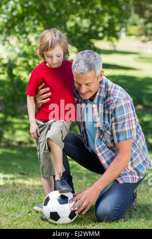 Padre Felice a giocare a palla con il suo figlio Foto Stock