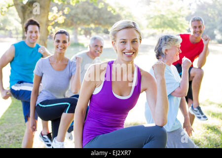 Felice di atletica di formazione di gruppo Foto Stock