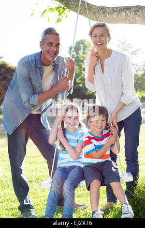 La famiglia felice swing Foto Stock