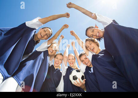 Piuttosto i calciatori sorridente in telecamera Foto Stock