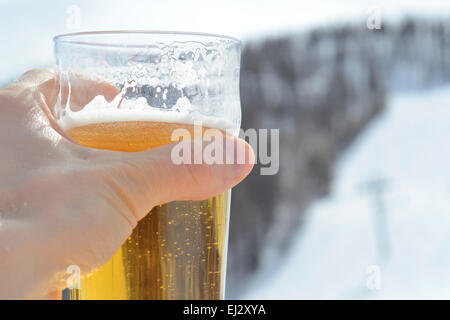 Maschio di mano in mano un bicchiere di birra Foto Stock