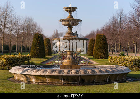 Londra, UK, 20 marzo 2015. Una fontana in Avenue giardini nel pomeriggio di sole in Regent's Park all'inizio della primavera. Credito: Stephen Chung/Alamy Live News Foto Stock