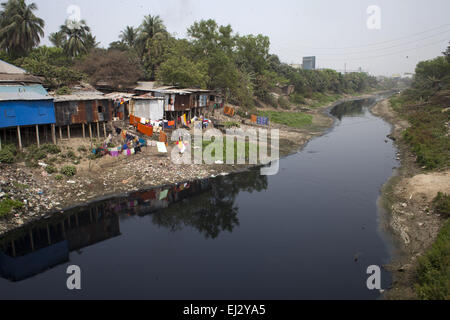 Marzo 17, 2015 - Dhaka, Bangladesh - Dhaka, Bangladesh 17 marzo 2015;.Le acque reflue, sporcizia e sostanze chimiche tossiche fluire nel fiume, lago e canale, la linfa vitale di capitale Dhaka, le persone non possono utilizzare questi delle acque e del suolo e la terra diventi arido.Un nuovo rapporto delle Nazioni Unite ha lanciato a Nuova Delhi il 20 marzo davanti a giornata mondiale dell'acqua su Marzo 22 avvertito di una necessità urgente per la gestione di acqua del mondo più sostenibile e mettere in evidenza il problema delle acque sotterranee over-estrazione, in particolare in India e in Cina. La relazione afferma che la domanda globale di acqua è in aumento esponenziale, guidato in gran parte dalla crescita della popolazione. (Credito Immagine: © Zak Foto Stock