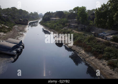 Marzo 17, 2015 - Dhaka, Bangladesh - Dhaka, Bangladesh 17 marzo 2015;.Le acque reflue, sporcizia e sostanze chimiche tossiche fluire nel fiume, lago e canale, la linfa vitale di capitale Dhaka, le persone non possono utilizzare questi delle acque e del suolo e la terra diventi arido.Un nuovo rapporto delle Nazioni Unite ha lanciato a Nuova Delhi il 20 marzo davanti a giornata mondiale dell'acqua su Marzo 22 avvertito di una necessità urgente per la gestione di acqua del mondo più sostenibile e mettere in evidenza il problema delle acque sotterranee over-estrazione, in particolare in India e in Cina. La relazione afferma che la domanda globale di acqua è in aumento esponenziale, guidato in gran parte dalla crescita della popolazione. (Credito Immagine: © Zak Foto Stock