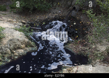 Marzo 17, 2015 - Dhaka, Bangladesh - Dhaka, Bangladesh 17 marzo 2015; liquame, filth & tossici prodotti chimici industriali oggetto di pratiche di dumping nel canale, la linfa vitale di capitale Dhaka, le persone non possono utilizzare questi delle acque e del suolo e la terra diventi arido.Un nuovo rapporto delle Nazioni Unite ha lanciato a Nuova Delhi il 20 marzo davanti a giornata mondiale dell'acqua su Marzo 22 avvertito di una necessità urgente per la gestione di acqua del mondo più sostenibile e mettere in evidenza il problema delle acque sotterranee over-estrazione, in particolare in India e in Cina. La relazione afferma che la domanda globale di acqua è in aumento esponenziale, guidato in gran parte dalla crescita della popolazione. (Credito immagine: Foto Stock