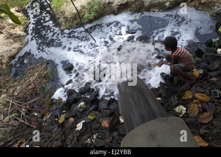 Marzo 17, 2015 - Dhaka, Bangladesh - Dhaka, Bangladesh 17 marzo 2015; liquame, filth & tossici prodotti chimici industriali oggetto di pratiche di dumping nel canale, la linfa vitale di capitale Dhaka, le persone non possono utilizzare questi delle acque e del suolo e la terra diventi arido.Un nuovo rapporto delle Nazioni Unite ha lanciato a Nuova Delhi il 20 marzo davanti a giornata mondiale dell'acqua su Marzo 22 avvertito di una necessità urgente per la gestione di acqua del mondo più sostenibile e mettere in evidenza il problema delle acque sotterranee over-estrazione, in particolare in India e in Cina. La relazione afferma che la domanda globale di acqua è in aumento esponenziale, guidato in gran parte dalla crescita della popolazione. (Credito immagine: Foto Stock