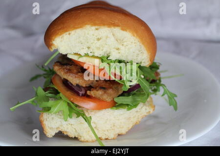 Stuzzicanti sano hamburger vegetariano da verdura matura sulla piastra Foto Stock