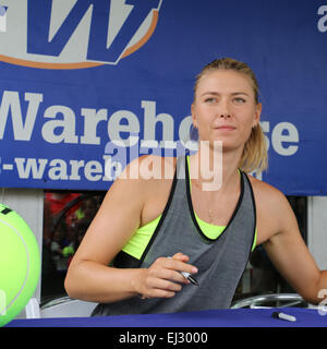 Indian Wells, California, 11 marzo 2015 russo tennista Maria Sharapova firma autografi al BNP Paribas Open. Credito: Lisa Werner/Alamy Live News Foto Stock