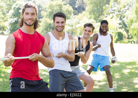 Gruppo Fitness giocando rimorchiatore di guerra Foto Stock